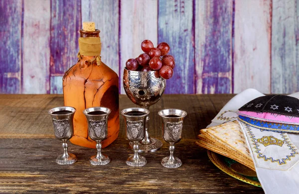 Košer čtyři sklenice víno dovolená matzoth oslava matzoh židovský beránek — Stock fotografie