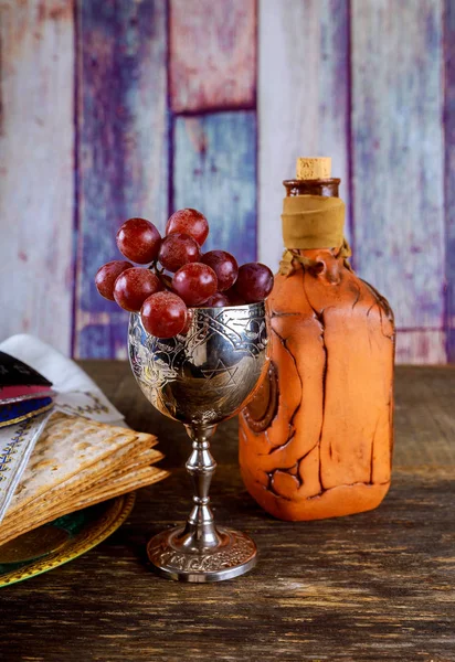 Μάτζο για Πάσχα με μεταλλική θήκη και kosher κρασί στο τραπέζι — Φωτογραφία Αρχείου