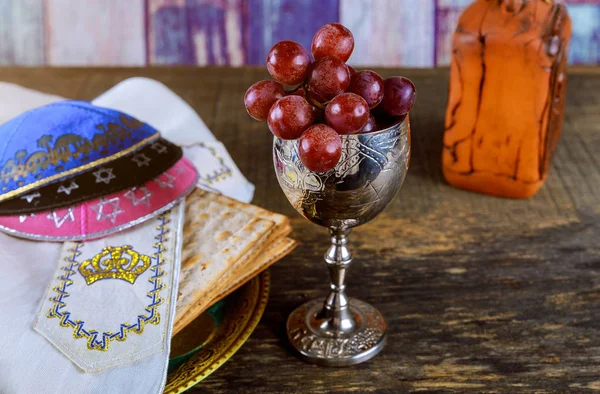 Pessach matzoh jüdisches Feiertagsbrot und koscherer Wein über Holztisch. — Stockfoto