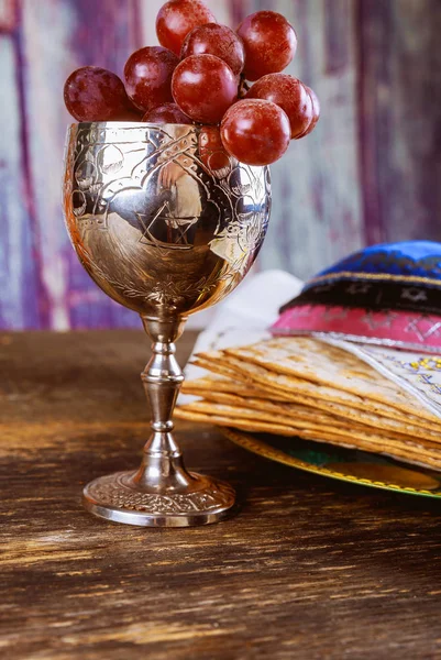 逾越节马佐犹太假日面包在木桌. — 图库照片