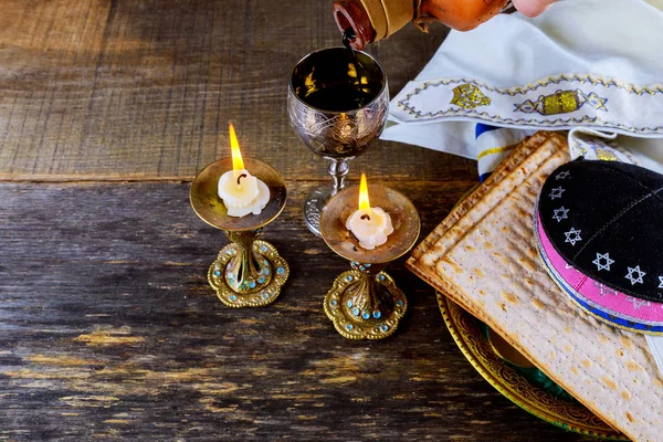 Close up de véspera passover feriado judaico passover matzot e tallit o substituto de pão na Páscoa judaica — Fotografia de Stock