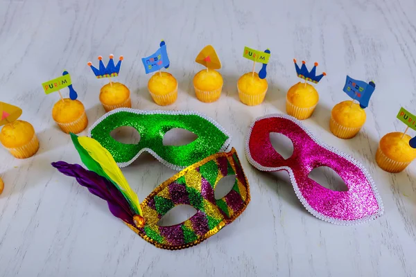 Еврейский праздник Пурим с карнавальной маской и печеньем. Плоский лежал — стоковое фото