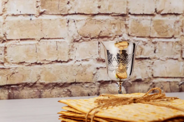 過越の祭りはユダヤ人の休日をマッツォ パン木製のテーブルの上. — ストック写真