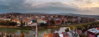 Uzh Nehri üzerindeki Uzh Köprüsü 'nün Uzhgorod, Transcarpathia, Ukrayna Avrupa' daki görüntüsü