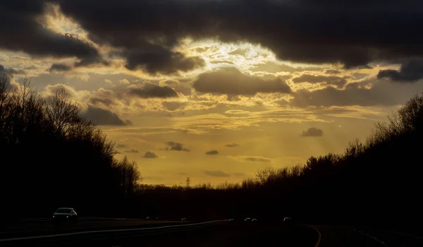 Over de weg en het avondrood — Stockfoto