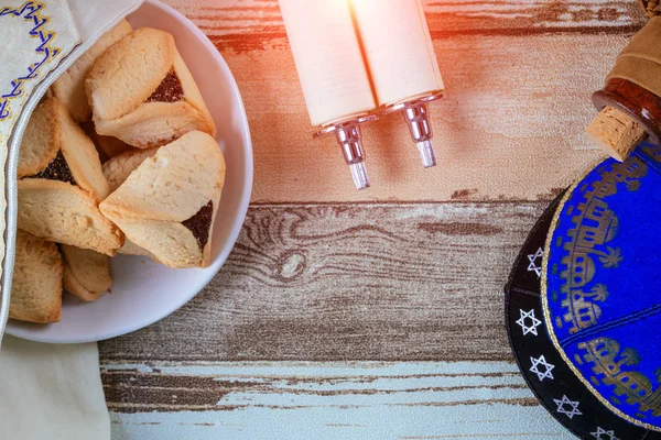 Festa ebraica Purim con maschera di carnevale e biscotti hamantaschen. Posa piatta — Foto Stock