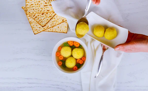 Passahmatzah-Bällchen in einem Suppentopf während des jüdischen Pesach-Festes. — Stockfoto