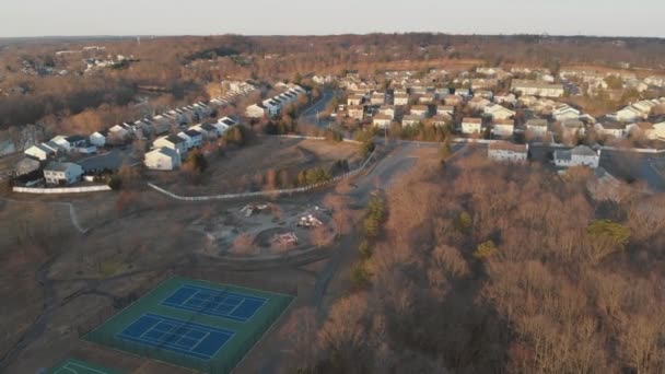 Letecká dron životní styl koncept létání nad pouliční domy během zlaté hodiny, jak slunce zapadá. Křížové cesty, herní funkce. — Stock video