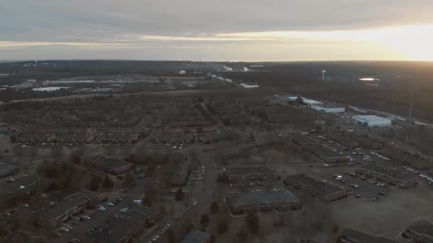 Vogels eye luchtfoto van residentiële huizen een straat — Stockvideo