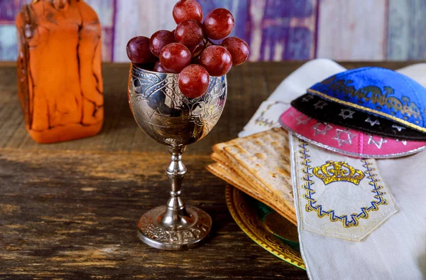 Fısıh matzoh Yahudi tatil ekmek ahşap masa üzerinde. — Stok fotoğraf