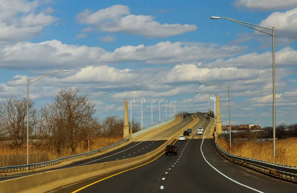 Skyline en weg door een brug voor auto's — Stockfoto