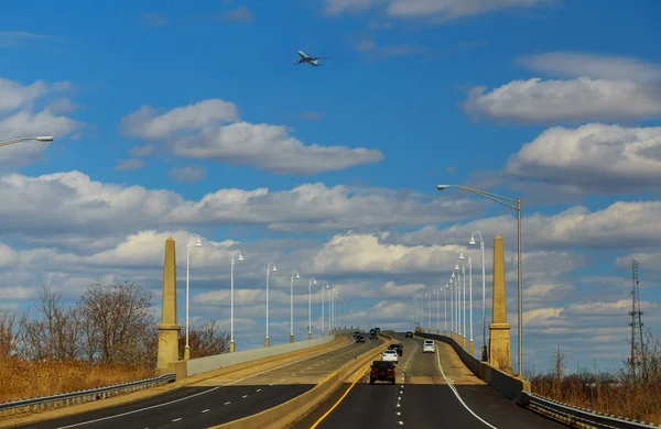 Autostrada do mostu przez rzekę z drogi — Zdjęcie stockowe