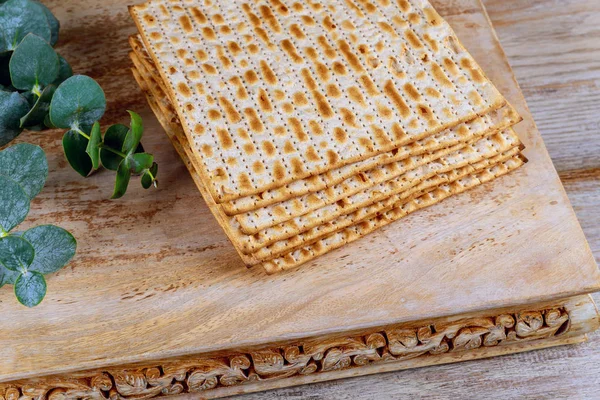 Bir Yahudi Matzah ekmek Fısıh Bayramı tatil kavramı ile — Stok fotoğraf