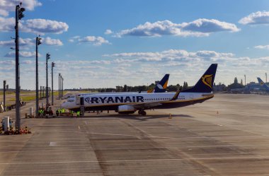10 Mart 2019 Kyiv Boryspil Uluslararası Havaalanı. Havaalanında uçak. Ryanair Airlines düşük maliyetli havayolu şirketi.