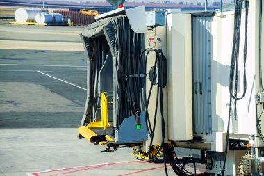 Havaalanı terminalinde boş kapı ve Jetway