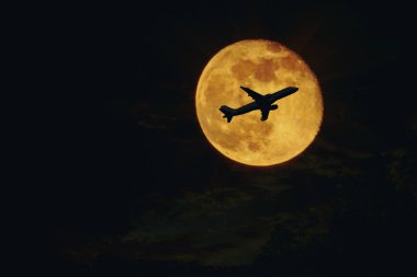 Uçak, dolunay karşı uçak silüeti