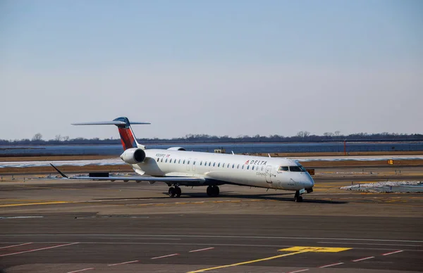 Aviones DELTA en el Aeropuerto Internacional John F. Kennedy con salida en un aeropuerto de pista en los Estados Unidos —  Fotos de Stock