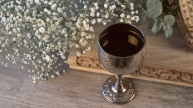 Şaraplı Yahudi Matzah ekmeği. Hamursuz Bayramı konsepti