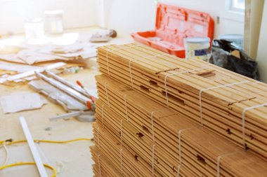 Önceden varolan Meşe parke zemin için hazırlık. Hizalama kurulları