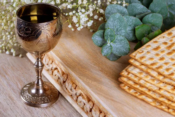 Um pão judeu Matzah com vinho. Conceito de férias de Páscoa — Fotografia de Stock