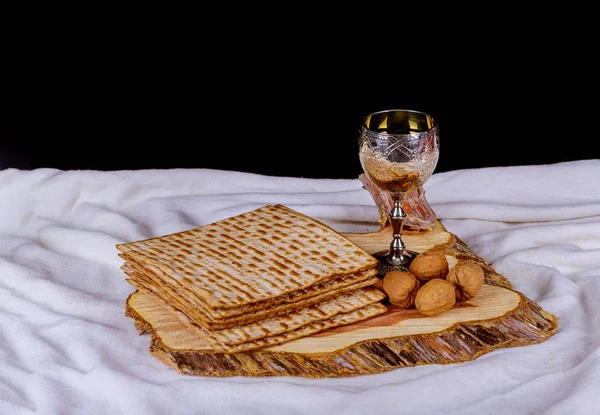 Copa de vino de plata con matzá, símbolos judíos para la fiesta de Pesaj Pascua. Concepto de Pascua . — Foto de Stock
