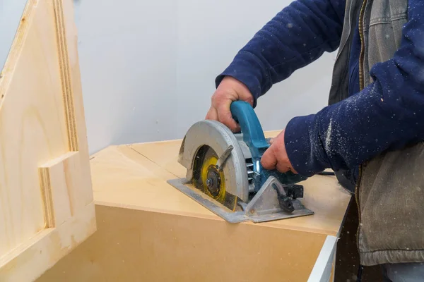 Contratista corta la encimera para muebles del fregadero en la cocina usando sierra eléctrica — Foto de Stock