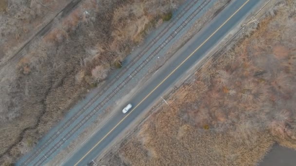 Street. Auta jezdily na hlavní silnici příměstské obce — Stock video