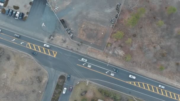 Volare sulla strada in vista ministeriale di case residenziali video da un drone — Video Stock