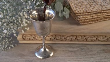 Fısıh matzoh Yahudi tatil ekmek ahşap masa üzerinde.