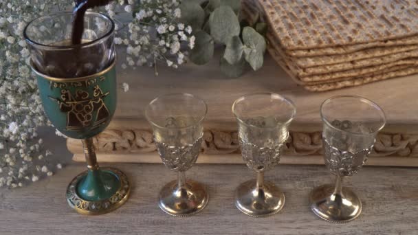 Кошерные четыре бокала вина праздник мацот празднование matzoh еврейский пасхальный хлеб — стоковое видео