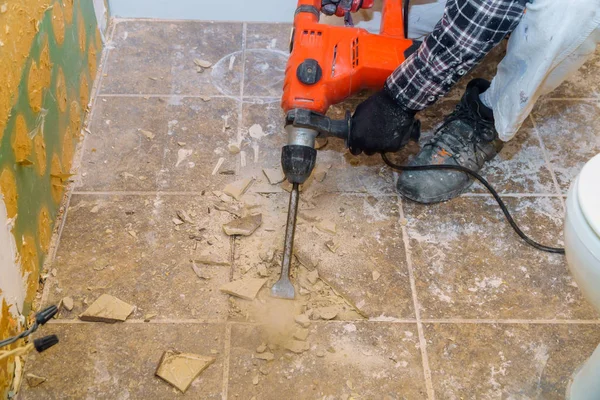 Demolição de telhas antigas com martelo pneumático. Renovação do piso antigo . — Fotografia de Stock