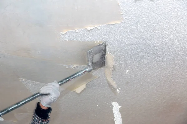 Взлет в попкорн потолок домашней стены удаление текстуры — стоковое фото
