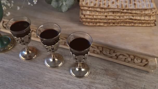 红犹太酒四玛扎或马撒逾越节哈加达 — 图库视频影像
