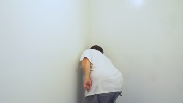 Ένας άνθρωπος ζωγραφική μια επισκευή τοίχου στο διαμέρισμα — Αρχείο Βίντεο