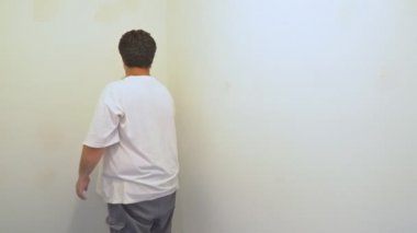 Bir araç duvarlar Oda onarım sırasında biler, asıl duvarlar üzerindeki zımpara ile hizalar.