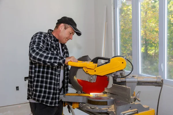 Kreissäge schneidet neue Sockelleiste für Sanierung — Stockfoto