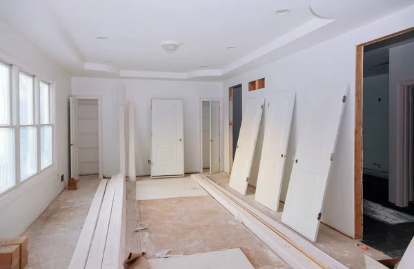 Budowa budynku branży nowe budowy domu drewniane drzwi i listwy drewniane listwy wykończenie szczegółów — Zdjęcie stockowe