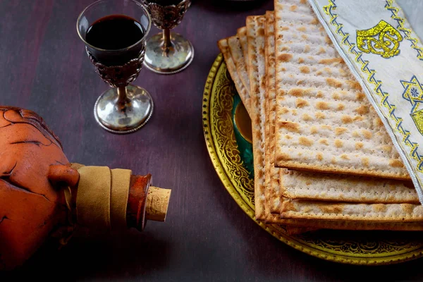 Egy zsidó Matzah kenyér borral. A páska-ünnep fogalma — Stock Fotó