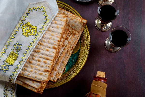 Kurdistan för Påsk med metall bricka och kosher vin på bordet — Stockfoto