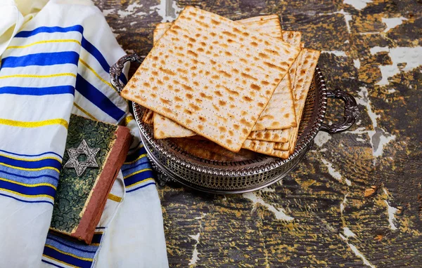Húsvéti matzoh zsidó ünnep kenyér, fából készült asztal fölé. — Stock Fotó