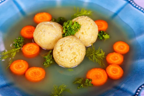 Passover Pesach holiday delicious Matzoh ball soup with matzah — Stock Photo, Image