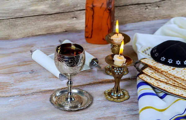 Primo piano della vigilia Pasqua ebraica festa pasqua matzot e tallit il sostituto del pane sulla Pasqua ebraica — Foto Stock