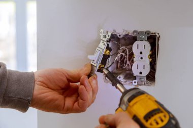 Bir güç anahtarı yükleme bir elektrikçi eller