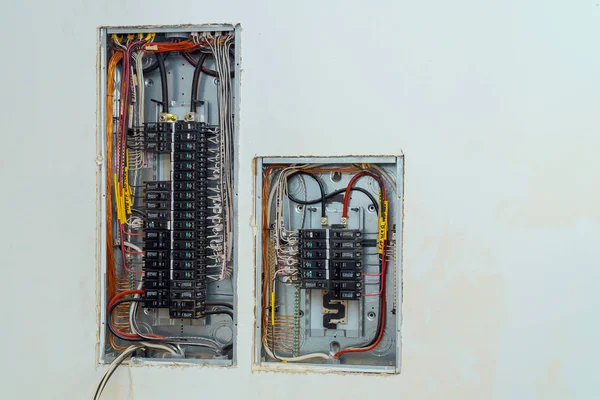 Quadro de interruptores de tensão com disjuntores elétricos — Fotografia de Stock