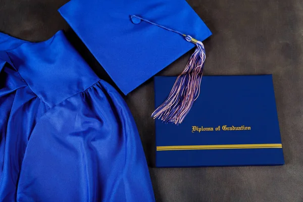 Κορυφαία άποψη της αποφοίτησης με την αποφοίτηση και το πιστοποιητικό αποφοίτηση σε σκοτεινό φόντο, εκπαίδευση έννοια — Φωτογραφία Αρχείου