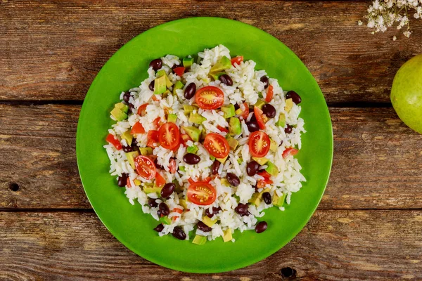 Mexicaanse salade met rijst, tomaat, avocado maïs en bonen — Stockfoto