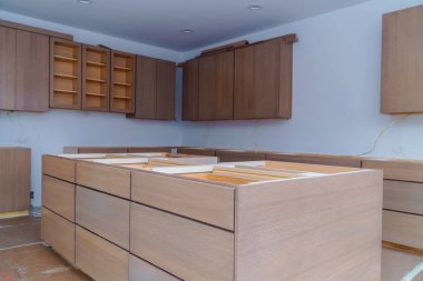 Kör kabine, ada çekmeceler ve yüklü counter dolapları