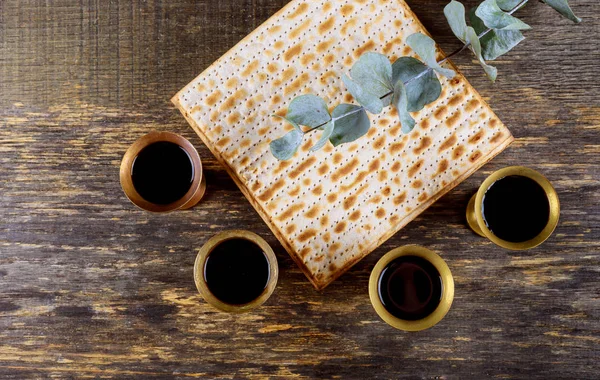Vinho kosher tinto quatro de matzah ou matza Páscoa Haggadah — Fotografia de Stock