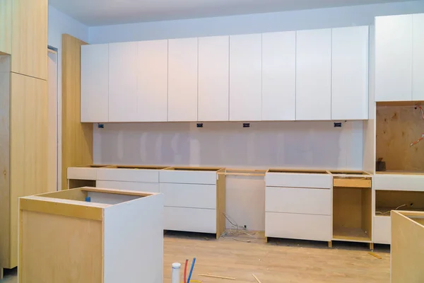 Início Melhoria Cozinha Remodelação vista instalada em uma nova cozinha — Fotografia de Stock