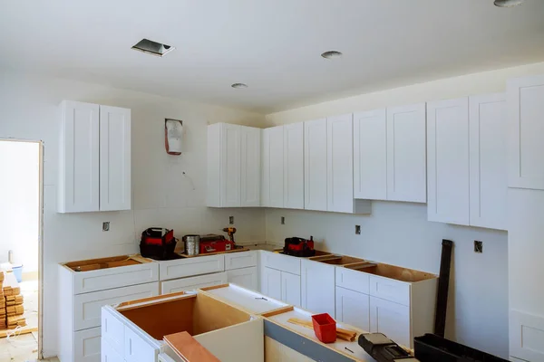 Vista de la cocina de mejora del hogar instalado en un nuevo gabinete de cocina — Foto de Stock